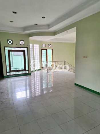 Lokasi strategis! Rumah siap huni disewakan di Batununggal LB 300m2 Lokasi strategis! Rumah siap huni disewakan di Batununggal LB 300m2