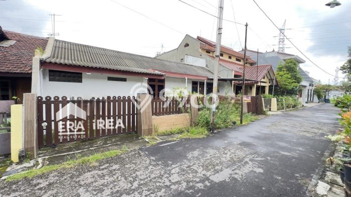 For Sale Rumah 4 Kamar Lokasi Strategis Bagus dan Strategis di Laweyan For Sale Rumah 4 Kamar Lokasi Strategis Bagus dan Strategis di Laweyan