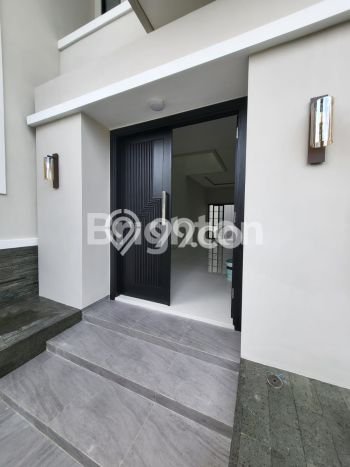 JUAL CEPAT! Rumah Ready Stock Lokasi Premium , Luas 200m2m² LB 260m2m² JUAL CEPAT! Rumah Ready Stock Lokasi Premium , Luas 200m2m² LB 260m2m²