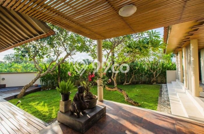 KESEMPATAN TERBAIK! Rumah Nyaman di , Luas 956m2m² Bangunan 272m2m² KESEMPATAN TERBAIK! Rumah Nyaman di , Luas 956m2m² Bangunan 272m2m²
