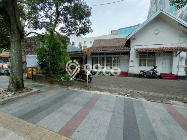 PRIME LOCATION! Rumah Strategis di , LT 655m2m² LB 450m2m² PRIME LOCATION! Rumah Strategis di , LT 655m2m² LB 450m2m²