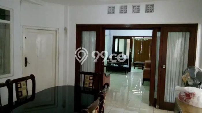 Rumah Mewah dengan Luas Tanah 301m² di Lingkungan Asri Burangrang, Bandung Rumah Mewah dengan Luas Tanah 301m² di Lingkungan Asri Burangrang, Bandung