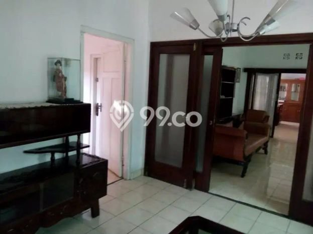 Rumah Mewah dengan Luas Tanah 301m² di Lingkungan Asri Burangrang, Bandung Rumah Mewah dengan Luas Tanah 301m² di Lingkungan Asri Burangrang, Bandung