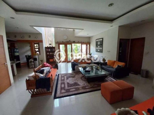 Rumah Nyaman di Mekar Wangi, Bandung, Luas 273m2m² LB 255m2m² Rumah Nyaman di Mekar Wangi, Bandung, Luas 273m2m² LB 255m2m²