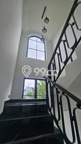 Rumah Mewah LB 300m2 Siap Huni Desain Elegan di BSD The Icon, Tangerang Rumah Mewah LB 300m2 Siap Huni Desain Elegan di BSD The Icon, Tangerang