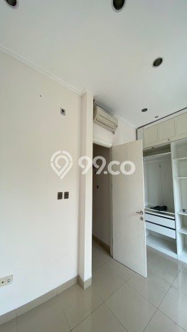 Rumah di Green Lake City, Dekat Pusat Kota, 4 KT Rumah di Green Lake City, Dekat Pusat Kota, 4 KT