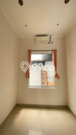 Rumah di Green Lake City, Dekat Pusat Kota, 4 KT Rumah di Green Lake City, Dekat Pusat Kota, 4 KT