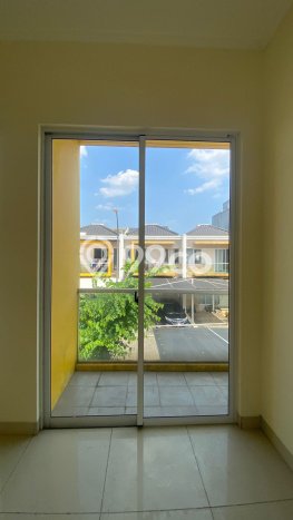 HUNIAN PILIHAN! Rumah kawasan Green Lake City, 3 KT, Lingkungan Strategis, Luas 90m² LB 100m² HUNIAN PILIHAN! Rumah kawasan Green Lake City, 3 KT, Lingkungan Strategis, Luas 90m² LB 100m²