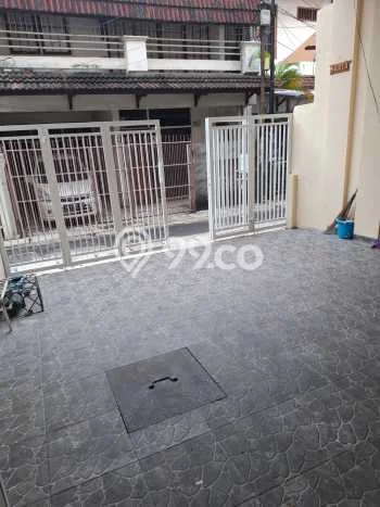 Disewakan! Rumah 3 Kamar Tidur &
2 Kamar Mandi di Tanjung Duren, Jakarta Barat Disewakan! Rumah 3 Kamar Tidur &
2 Kamar Mandi di Tanjung Duren, Jakarta Barat