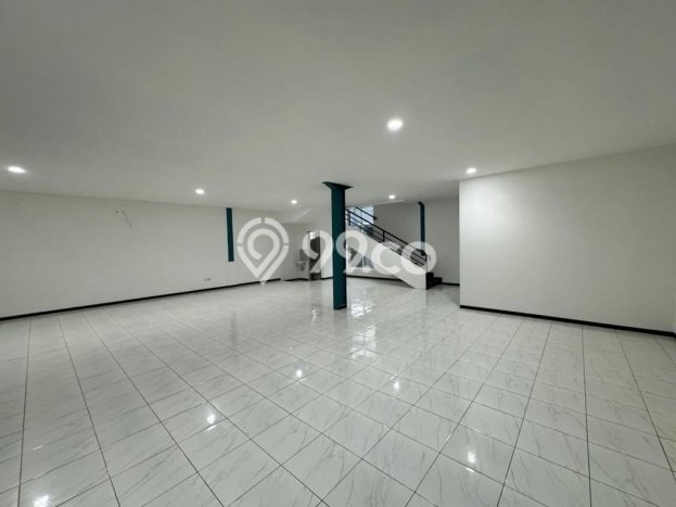 Unit Gudang Disewa Lokasi Ngaliyan, Semarang Spesifikasi Luas Bangunan 3700m2 Unit Gudang Disewa Lokasi Ngaliyan, Semarang Spesifikasi Luas Bangunan 3700m2