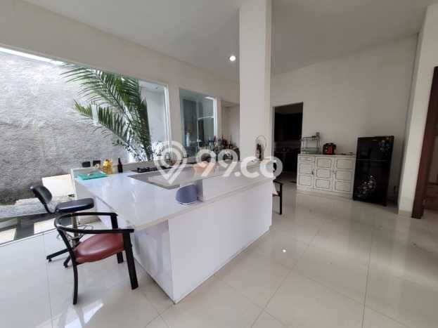 Rumah Elit LB 790m2 Siap Pakai Desain Elegan di Bukit Sari, Semarang Rumah Elit LB 790m2 Siap Pakai Desain Elegan di Bukit Sari, Semarang