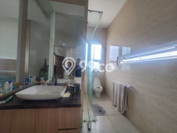 Rumah Elit LB 790m2 Siap Pakai Desain Elegan di Bukit Sari, Semarang Rumah Elit LB 790m2 Siap Pakai Desain Elegan di Bukit Sari, Semarang