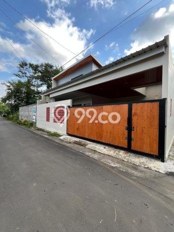 Rumah Modern Cantik 3 Kamar Bisa Langsung Pindah di Ngemplak Rumah Modern Cantik 3 Kamar Bisa Langsung Pindah di Ngemplak