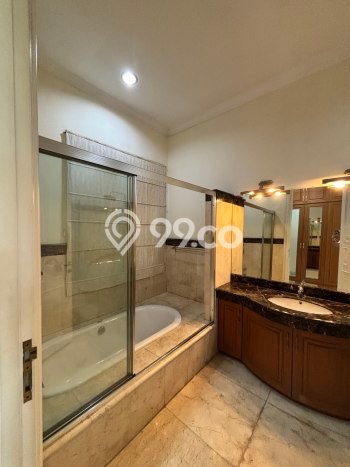 Hunian Ideal dengan LT 550m2 & LB 600m2 Disewakan di Pondok Indah Hunian Ideal dengan LT 550m2 & LB 600m2 Disewakan di Pondok Indah