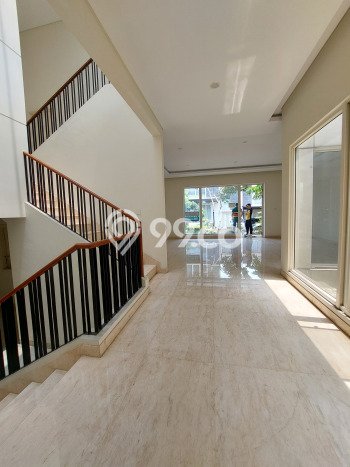 Rumah Mewah LB 214m2 Siap Huni Desain Elegan di Gading Serpong, Tangerang Rumah Mewah LB 214m2 Siap Huni Desain Elegan di Gading Serpong, Tangerang