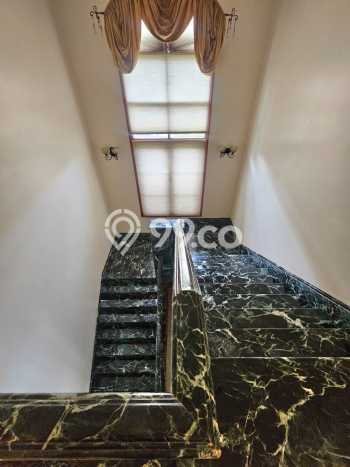 Hunian Mewah LB 1500m2 Siap Pakai Desain Elegan di Kedoya Baru, Jakarta Barat Hunian Mewah LB 1500m2 Siap Pakai Desain Elegan di Kedoya Baru, Jakarta Barat