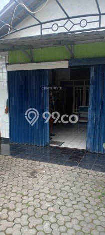 Lokasi strategis! Rumah siap pakai disewakan di Jombang LB 325m2 Lokasi strategis! Rumah siap pakai disewakan di Jombang LB 325m2