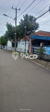 Lokasi strategis! Rumah siap pakai disewakan di Jombang LB 325m2 Lokasi strategis! Rumah siap pakai disewakan di Jombang LB 325m2