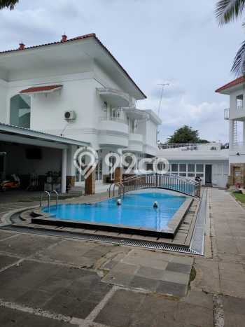 Ready to Use! Premium House LT 1400m2 Desain Elegan di Tanjung Barat Ready to Use! Premium House LT 1400m2 Desain Elegan di Tanjung Barat