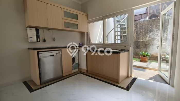 Rumah Mewah LB 400m2 Siap Huni Desain Elegan di Cipete, Jakarta Selatan Rumah Mewah LB 400m2 Siap Huni Desain Elegan di Cipete, Jakarta Selatan