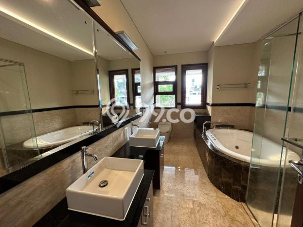 Rumah di Pondok Indah, 5 KT, Lingkungan Premium, LT 420m² LB 650m² Rumah di Pondok Indah, 5 KT, Lingkungan Premium, LT 420m² LB 650m²
