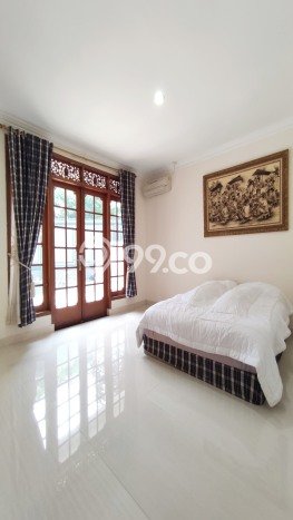 Rumah di Cilandak, Akses ke Fasilitas, 4 KT, Luas 1000m² Bangunan 700m² Rumah di Cilandak, Akses ke Fasilitas, 4 KT, Luas 1000m² Bangunan 700m²