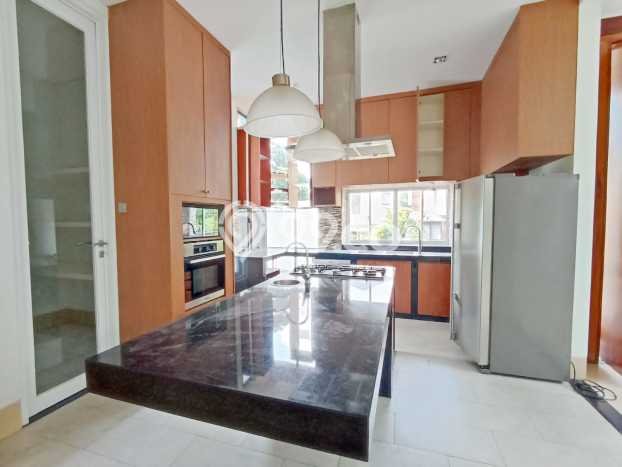 Rumah di Pondok Indah, 4 KT, Design Modern, Luas 860m2m² Bangunan 350m2m² Rumah di Pondok Indah, 4 KT, Design Modern, Luas 860m2m² Bangunan 350m2m²