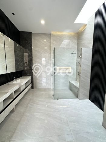 Rumah Elit Modern Tanpa Renovasi di Puri Indah Jakarta Barat Rumah Elit Modern Tanpa Renovasi di Puri Indah Jakarta Barat
