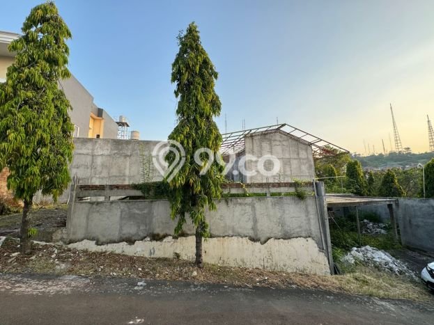 Rumah Strategis 4 KT Luas Tanah 828m² di Bukit Sari, Semarang Rumah Strategis 4 KT Luas Tanah 828m² di Bukit Sari, Semarang