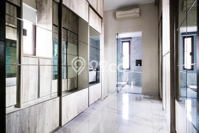 Rumah Elit Modern Tanpa Renovasi di Meruya Jakarta Barat Rumah Elit Modern Tanpa Renovasi di Meruya Jakarta Barat