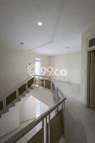 Dijual Rumah Luas Elegan Dengan View Cantik di Intercon, Jakarta Barat Dijual Rumah Luas Elegan Dengan View Cantik di Intercon, Jakarta Barat