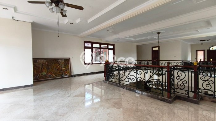 Disewakan! Rumah 7 Kamar Tidur &
4 Kamar Mandi di Lebak Bulus, Jakarta Selatan Disewakan! Rumah 7 Kamar Tidur &
4 Kamar Mandi di Lebak Bulus, Jakarta Selatan