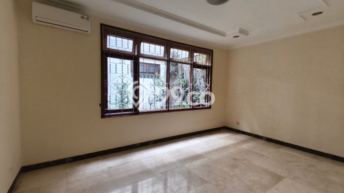 Disewakan! Rumah 7 Kamar Tidur &
4 Kamar Mandi di Lebak Bulus, Jakarta Selatan Disewakan! Rumah 7 Kamar Tidur &
4 Kamar Mandi di Lebak Bulus, Jakarta Selatan