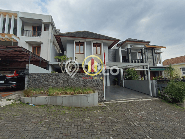 Ready to Use! Luxury House LT 300m2 Desain Modern di Dago Ready to Use! Luxury House LT 300m2 Desain Modern di Dago