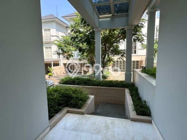 Lokasi terbaik! Rumah siap pakai dikontrakkan di Cilandak LB 378m2 Lokasi terbaik! Rumah siap pakai dikontrakkan di Cilandak LB 378m2