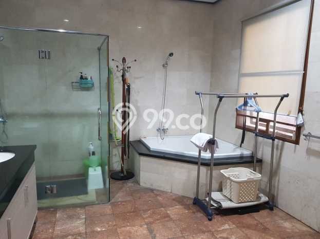 Rumah Terawat di , Bandung, Luas Tanah 168m2m², LB 455m2m² Rumah Terawat di , Bandung, Luas Tanah 168m2m², LB 455m2m²