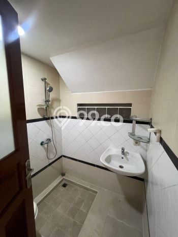 Rumah Elit LB 300m2 Siap Huni Desain Elegan di Singgasana, Bandung Rumah Elit LB 300m2 Siap Huni Desain Elegan di Singgasana, Bandung