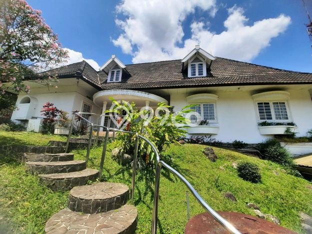 Rumah Luxury Modern Tanpa Renovasi di Surya Sumantri Bandung Rumah Luxury Modern Tanpa Renovasi di Surya Sumantri Bandung