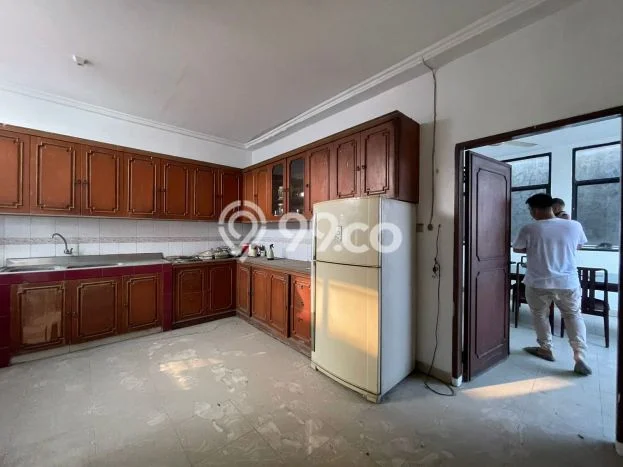 LOKASI BISNIS! Ruko Disewakan di Hayam Wuruk, Luas 144m², Akses Strategis LOKASI BISNIS! Ruko Disewakan di Hayam Wuruk, Luas 144m², Akses Strategis