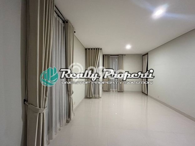 Disewakan! Rumah 5 Kamar Tidur &
4 Kamar Mandi di Jatiwarna, Bekasi Disewakan! Rumah 5 Kamar Tidur &
4 Kamar Mandi di Jatiwarna, Bekasi