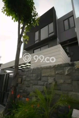 Rumah LT 180m2m² / LB 380m2m² Pemandangan Gunung di , Surabaya Rumah LT 180m2m² / LB 380m2m² Pemandangan Gunung di , Surabaya