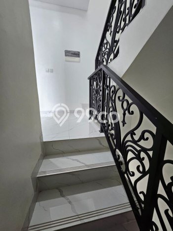 Rumah Mewah LB 250m2 Siap Pakai Desain Elegan di Pejaten, Jakarta Selatan Rumah Mewah LB 250m2 Siap Pakai Desain Elegan di Pejaten, Jakarta Selatan