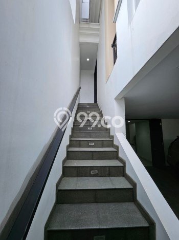Rumah Mewah LB 250m2 Siap Pakai Desain Elegan di Pejaten, Jakarta Selatan Rumah Mewah LB 250m2 Siap Pakai Desain Elegan di Pejaten, Jakarta Selatan