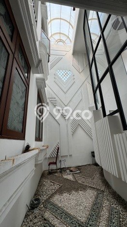 Hunian Modern dengan LT 613m2 & LB 700m2 Dikontrakkan di Tanjung Duren Hunian Modern dengan LT 613m2 & LB 700m2 Dikontrakkan di Tanjung Duren