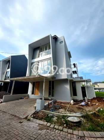 Rumah Lokasi Strategis di Wiyung, Surabaya, Luas 114m2m² LB 190m2m² Rumah Lokasi Strategis di Wiyung, Surabaya, Luas 114m2m² LB 190m2m²