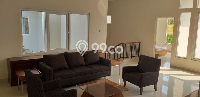 Rumah Elit Modern Tanpa Renovasi di Kota Wisata Jakarta Timur Rumah Elit Modern Tanpa Renovasi di Kota Wisata Jakarta Timur
