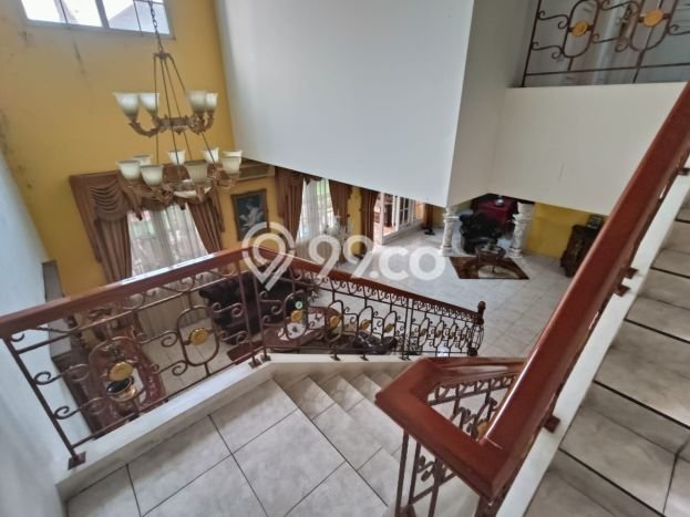 Rumah Luxury Modern Tanpa Renovasi di Kota Wisata Jakarta Timur Rumah Luxury Modern Tanpa Renovasi di Kota Wisata Jakarta Timur