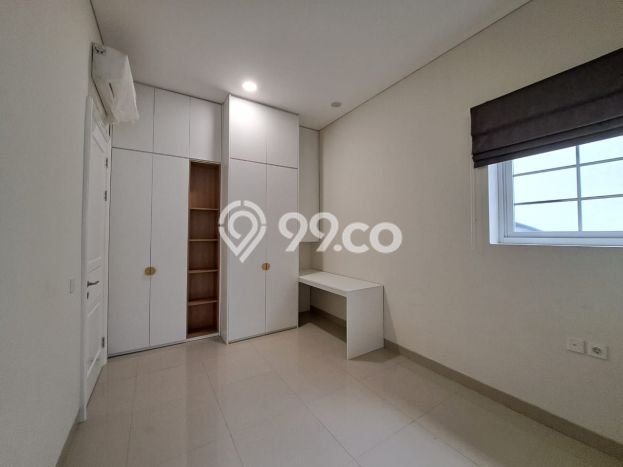 KESEMPATAN TERBAIK! Rumah di BSD City, 4 KT, Siap Huni, LT 250m² Bangunan 300m² KESEMPATAN TERBAIK! Rumah di BSD City, 4 KT, Siap Huni, LT 250m² Bangunan 300m²
