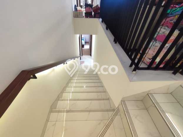 Rumah Elit LB 285m2 Siap Pakai Desain Elegan di Suvarna Sutera, Tangerang Rumah Elit LB 285m2 Siap Pakai Desain Elegan di Suvarna Sutera, Tangerang