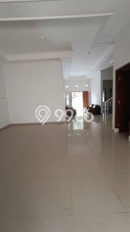 Dijual Hunian Rumah Terawat 6 Kamar di Pusponjolo, Semarang Dijual Hunian Rumah Terawat 6 Kamar di Pusponjolo, Semarang